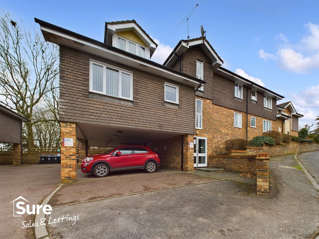 2 bed flat to rent in The Cloisters, Church Lane, Kings Langley
