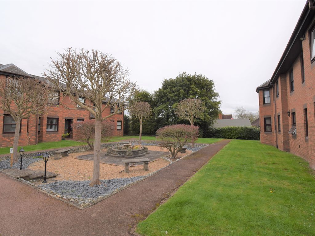 2 bed flat to rent in Windsor Lane, Burnham, Slough SL1, £1,450 pcm