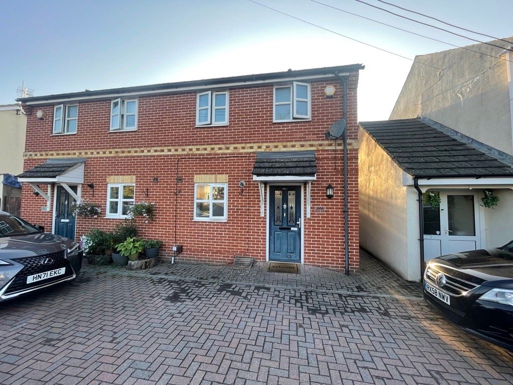 3 bed semidetached house for sale in Whitley Wood Lane, Reading RG2, £