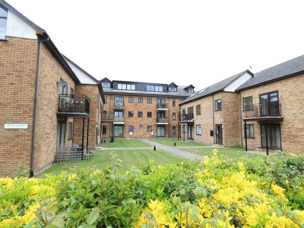 2 bed flat to rent in Everglades, London Road, Hadleigh SS7, £1,250 pcm Zoopla
