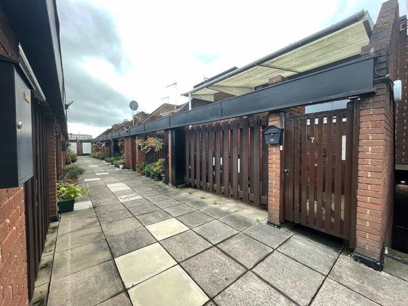 2 bed flat for sale in Burnt Oak Broadway, Burnt Oak, Edgware HA8, £