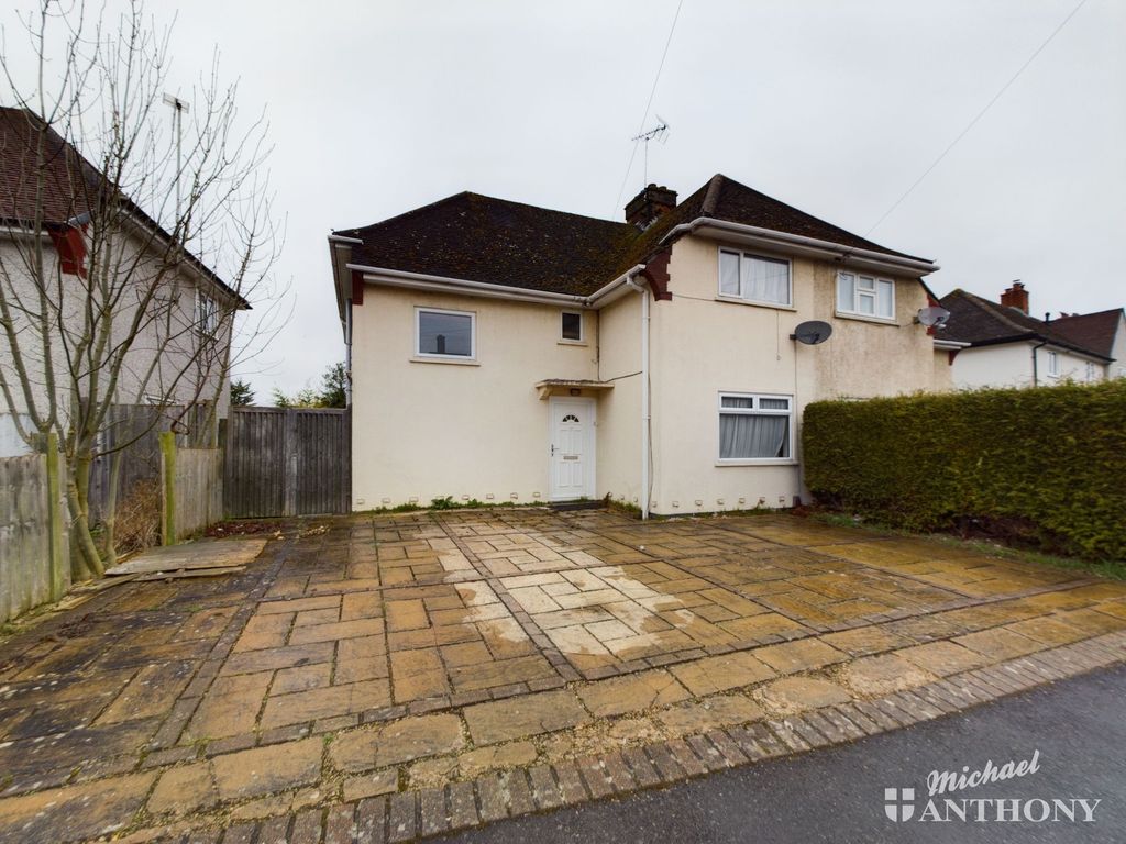 4 bed semidetached house for sale in Nightingale Road, Aylesbury HP21