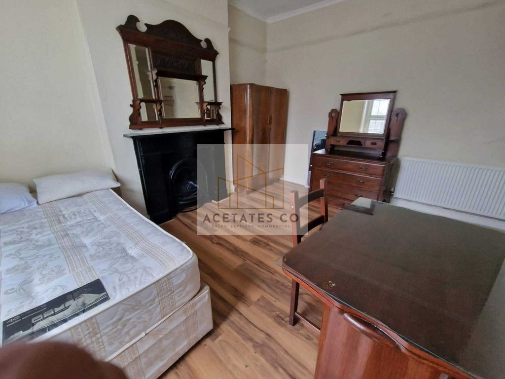 Room to rent in Camden Park Road, Camden, London NW1, £950 pcm Zoopla