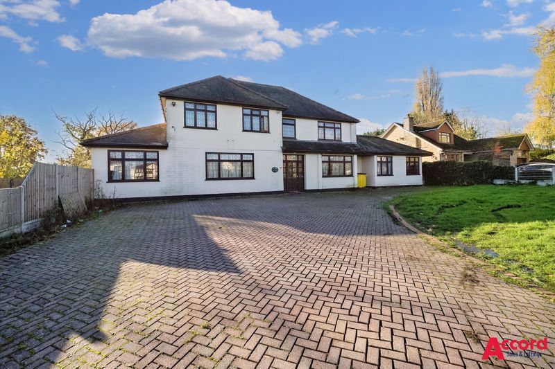 5 bed detached house for sale in Oak Hill Road, Stapleford Abbotts