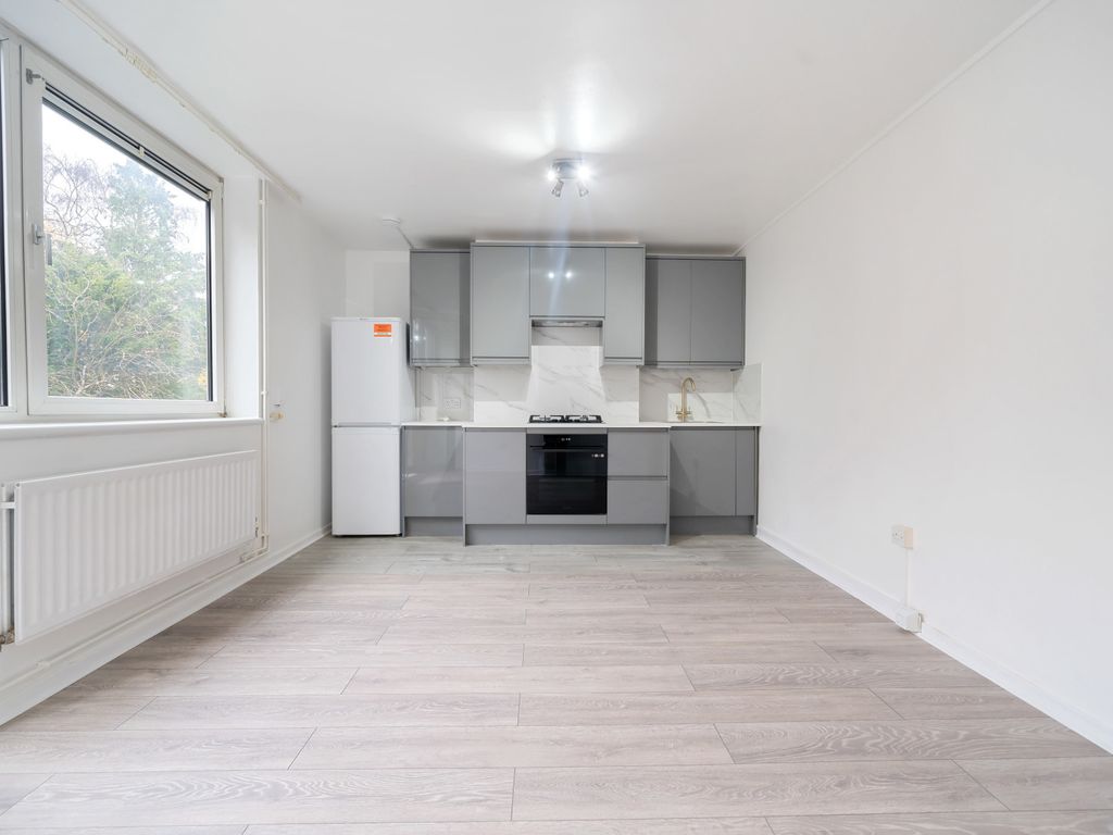 3 bed flat to rent in Ramsdean House, Petersfield Rise, Roehampton