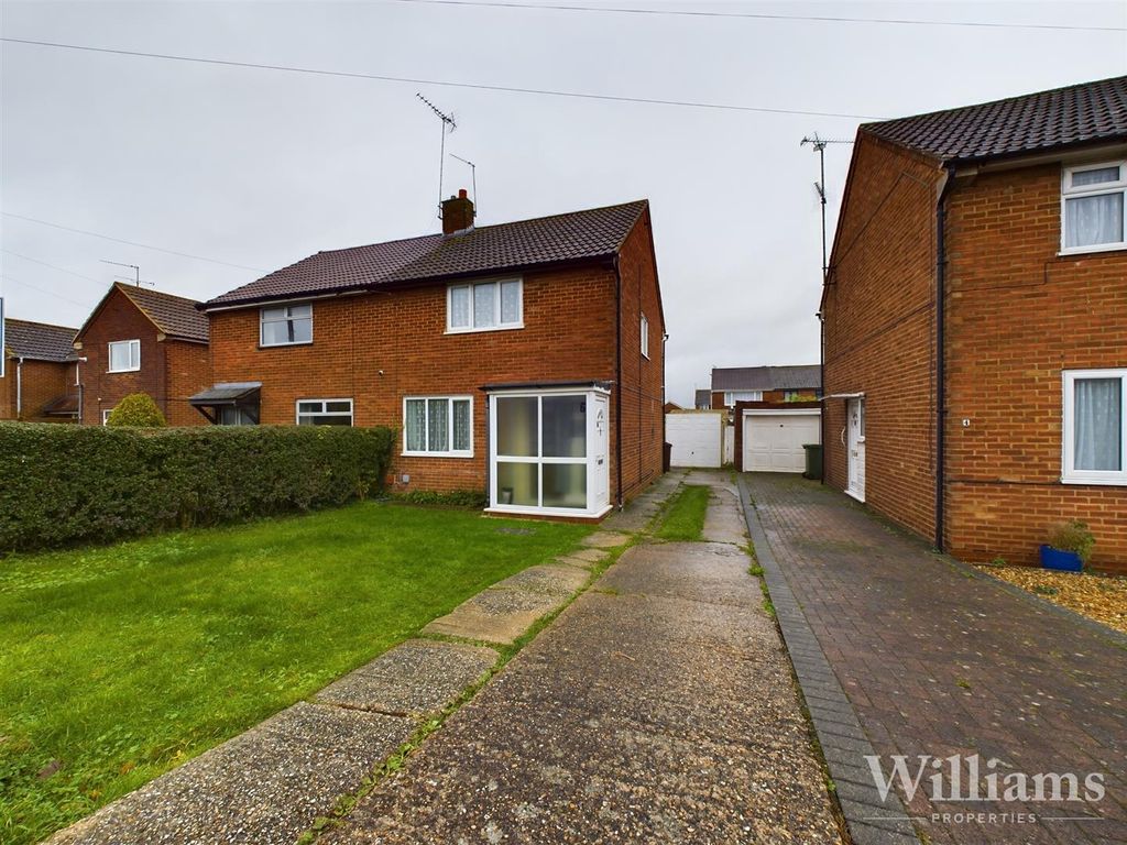 3 bed semidetached house for sale in Meadowcroft, Aylesbury HP19, £