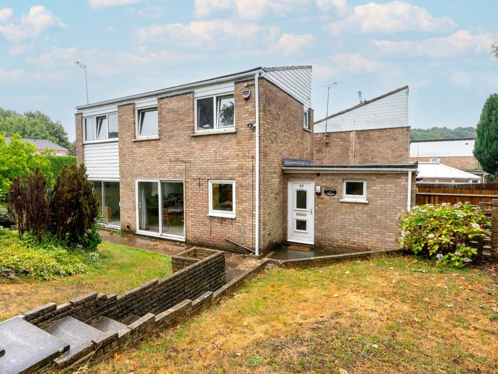3 bed linkdetached house for sale in Marlborough Rise, Hemel Hempstead
