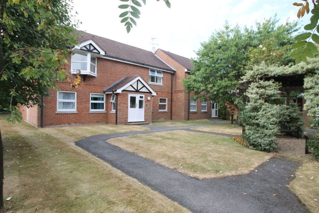 2 bed flat to rent in Brunswick Place, Amersham Road, High HP13