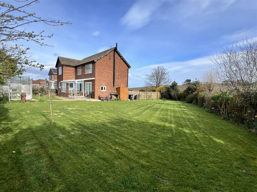 3 bed detached house for sale in Cornelian Drive, Scarborough YO11, £395,000 Zoopla