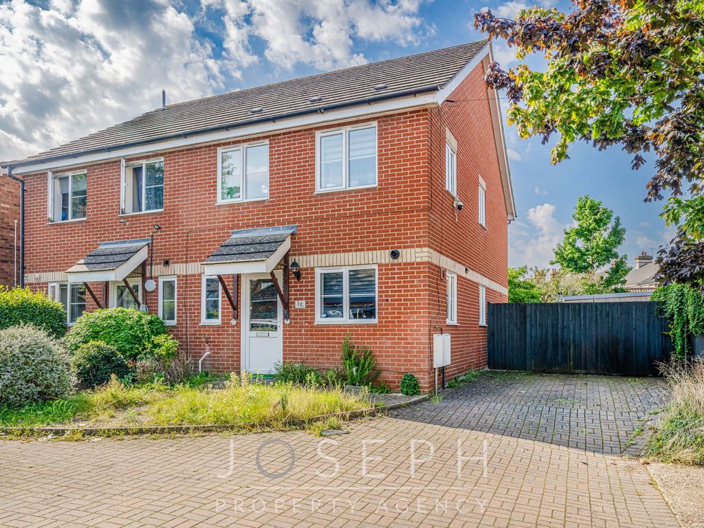 3 bed semidetached house for sale in Norman Crescent, Ipswich IP3, £