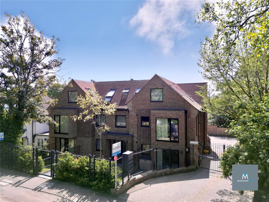 2 bed flat to rent in High Road, Loughton, Essex IG10, £2,300 pcm Zoopla