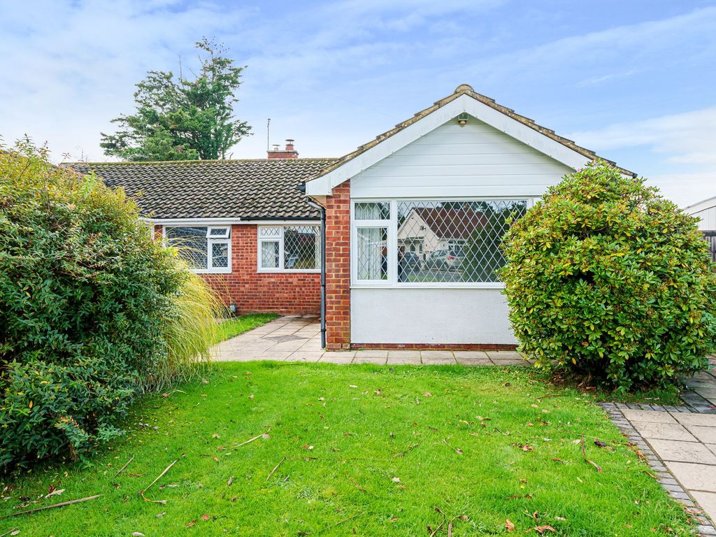 2 bed semidetached bungalow for sale in Greenways, Pagham, Bognor