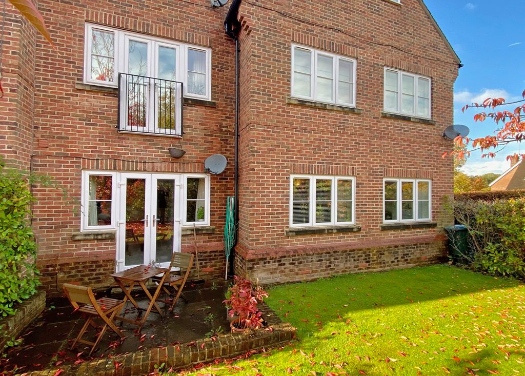 2 bed flat to rent in Wallingford Road, Goring, Reading RG8, £1,325 pcm