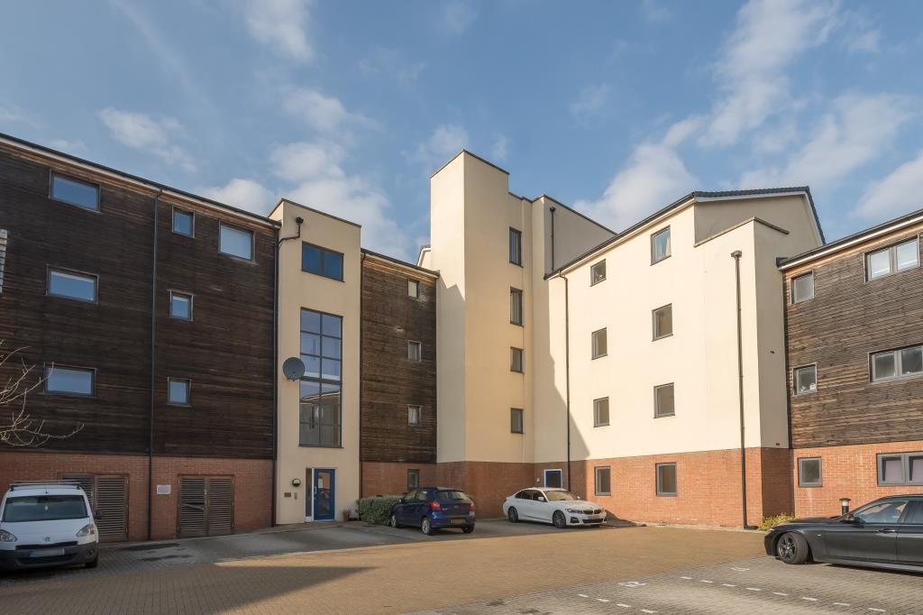 2 bed flat for sale in Aylesbury, Buckinghamshire HP19, £215,000 Zoopla