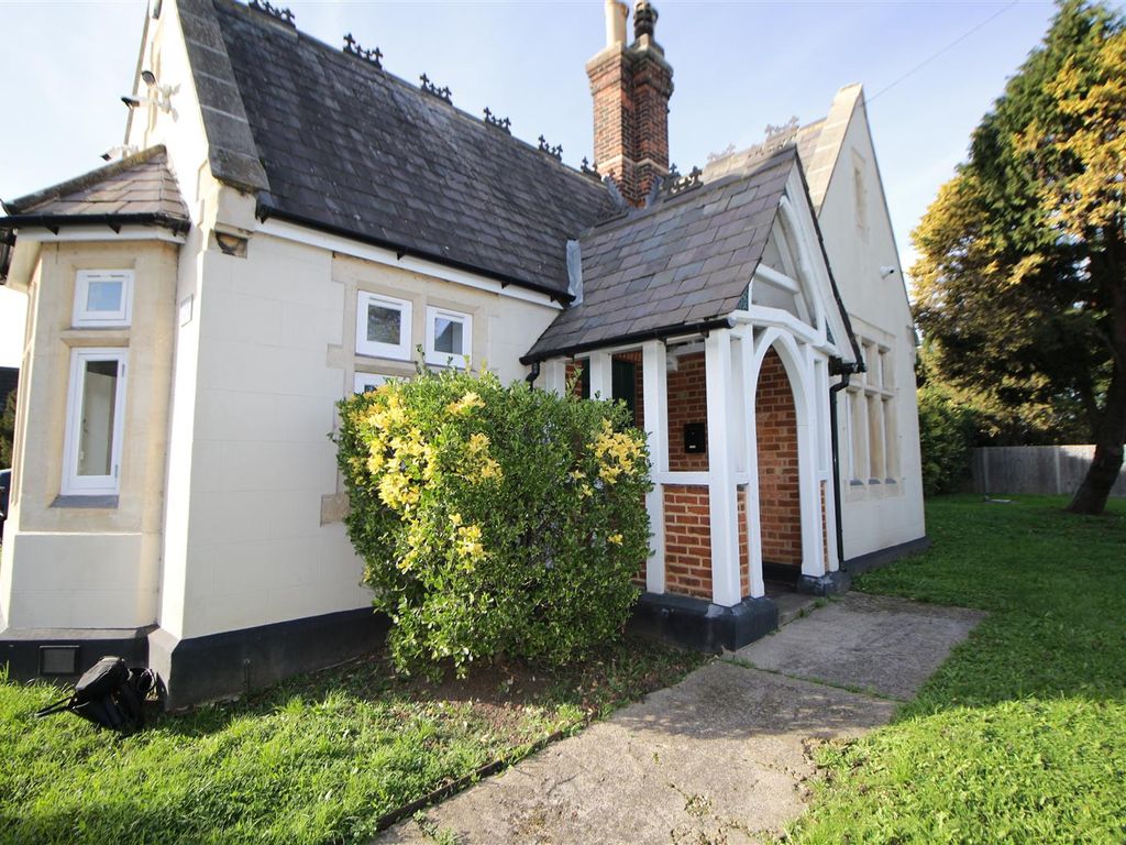 2 bed detached bungalow to rent in The Lodge, Cemetary, Waltham Abbey