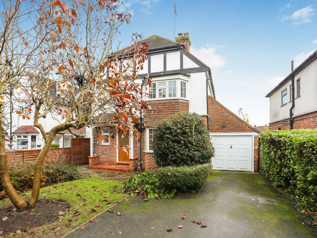 4 bed detached house to rent in Woking Road, Guildford GU1, £2,850 pcm