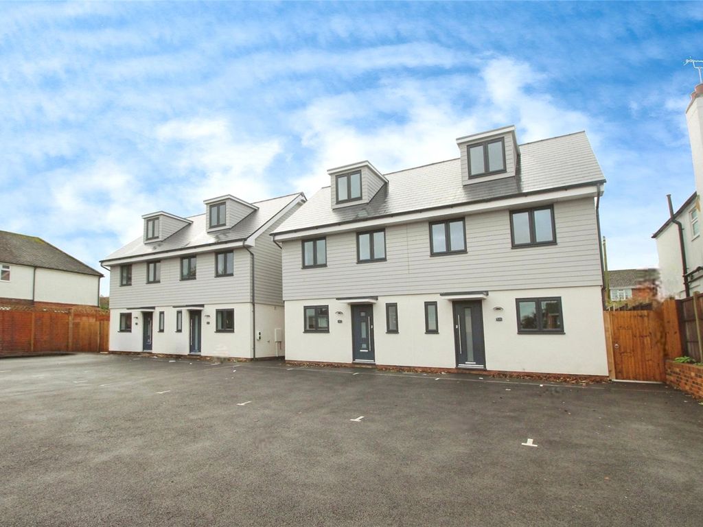 4 bed semidetached house for sale in The Street, Bapchild