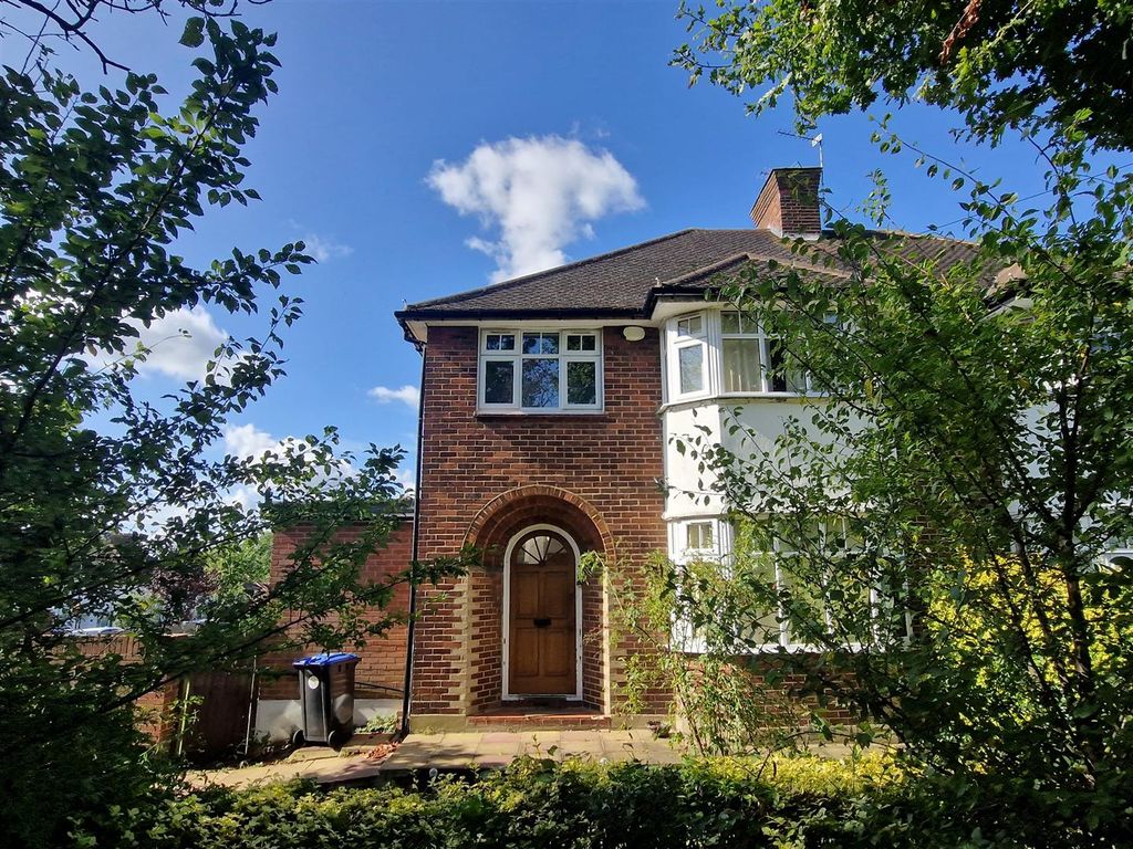 4 bed semidetached house to rent in Barn Way, Wembley HA9, £2,900 pcm