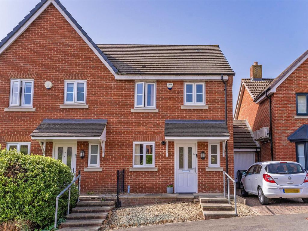 3 bed semidetached house for sale in Garratts Way, High HP13
