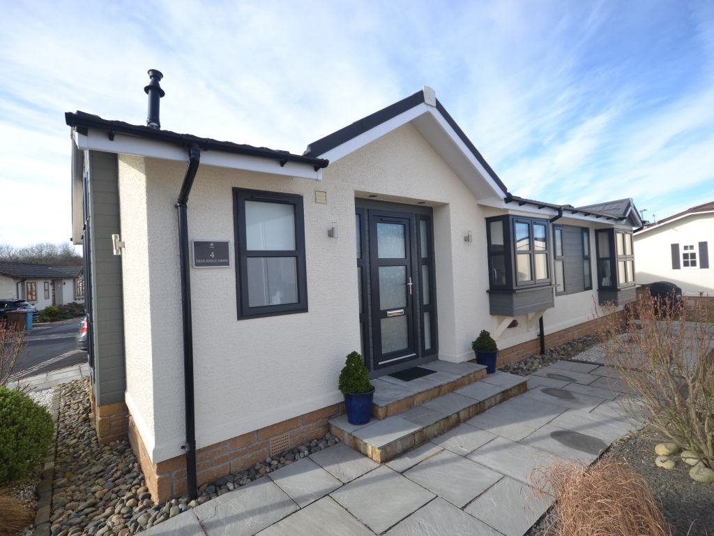 2 bed mobile/park home for sale in Deer Ridge Drive (Red Deer Village