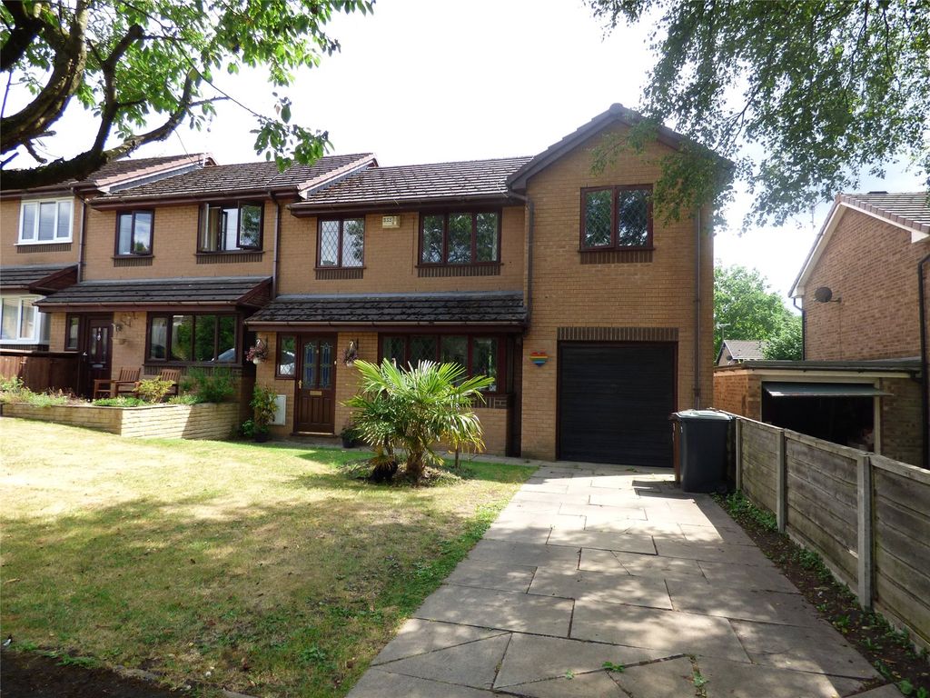 4 bed end terrace house for sale in Ashton Gardens, Glossop, Derbyshire