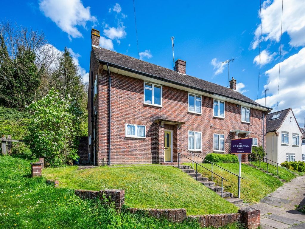 3 bed end terrace house for sale in Lakers Rise, Banstead SM7, £400,000