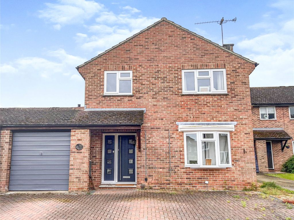 4 bed linkdetached house for sale in Devonshire Gardens, Tilehurst