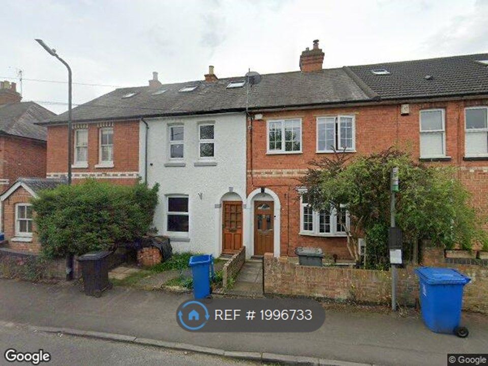2 bed terraced house to rent in Belmont Road, Maidenhead SL6, £1,695