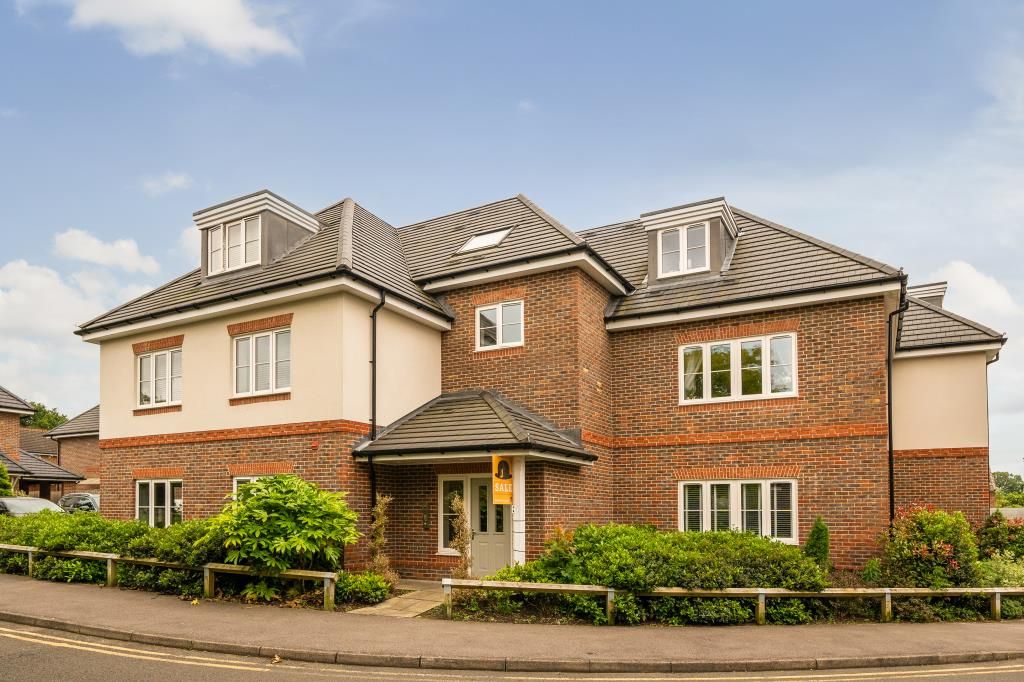 2 bed flat for sale in Bracknell, Berkshire RG42, £325,000 Zoopla