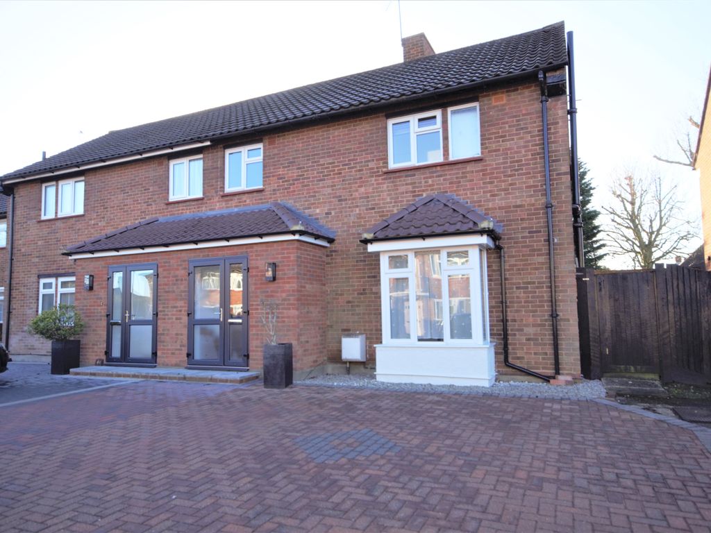 3 bed semidetached house to rent in Ellement Close, Pinner HA5, £2,400