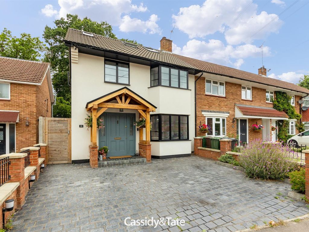 4 bed end terrace house for sale in Claremont, Bricket Wood, St. Albans