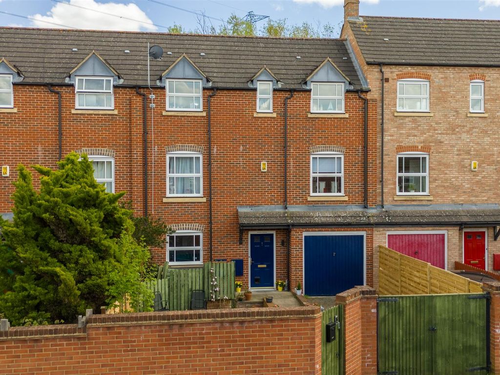 3 bed town house for sale in Wedgewood Street, Fairford Leys, Aylesbury
