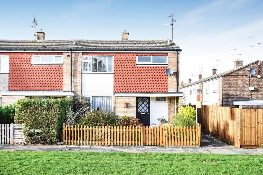 3 bed terraced house to rent in Grenville Green, Aylesbury HP21, £1,600