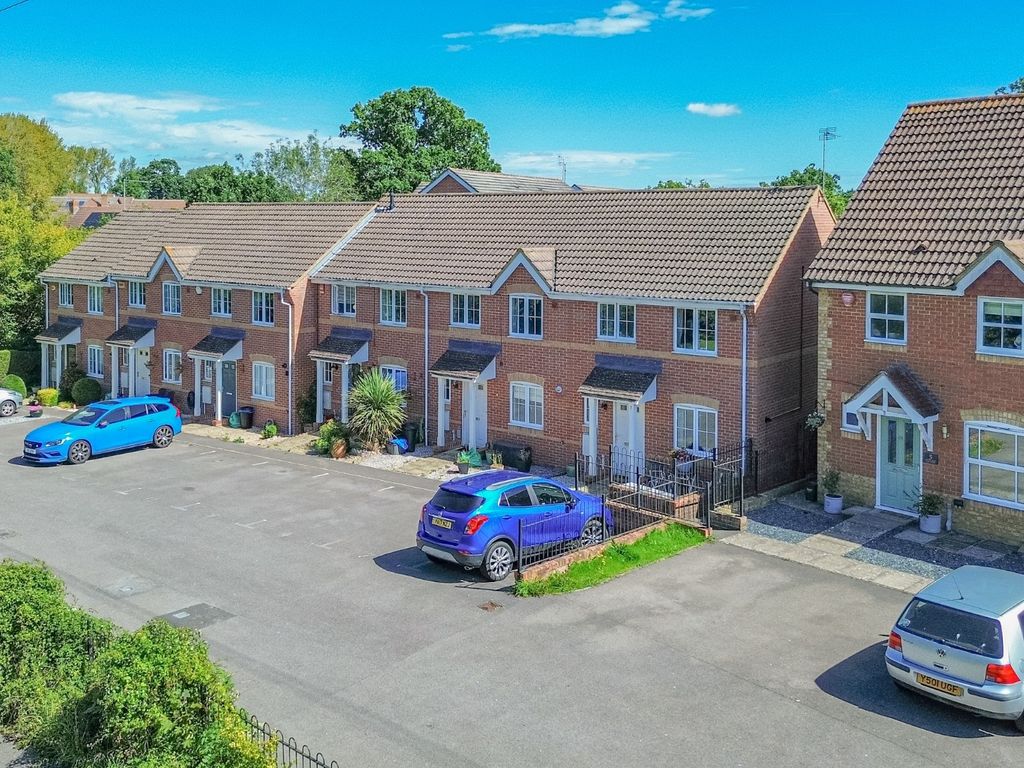 3 bed terraced house to rent in Howell Close, Arborfield, Reading