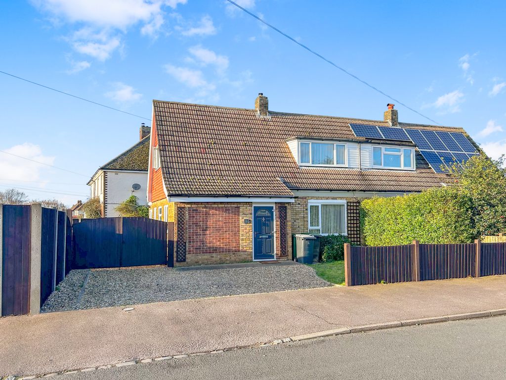 3 bed semidetached house for sale in Boddington Gardens, Biggleswade