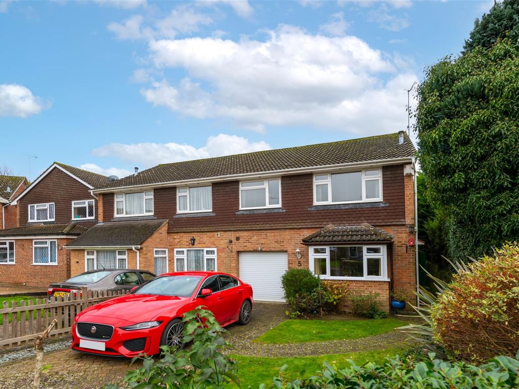 3 bed semidetached house for sale in Oak Close, Copthorne, Crawley