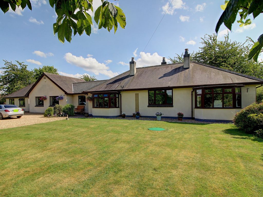 5 bed bungalow for sale in Snarestone Road, Newton Burgoland, Coalville