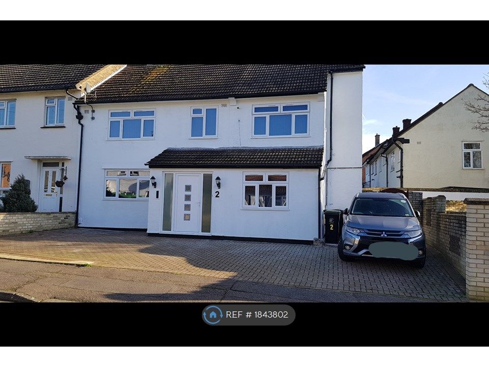 Room to rent in Deepdene Road, Loughton IG10, £900 pcm Zoopla