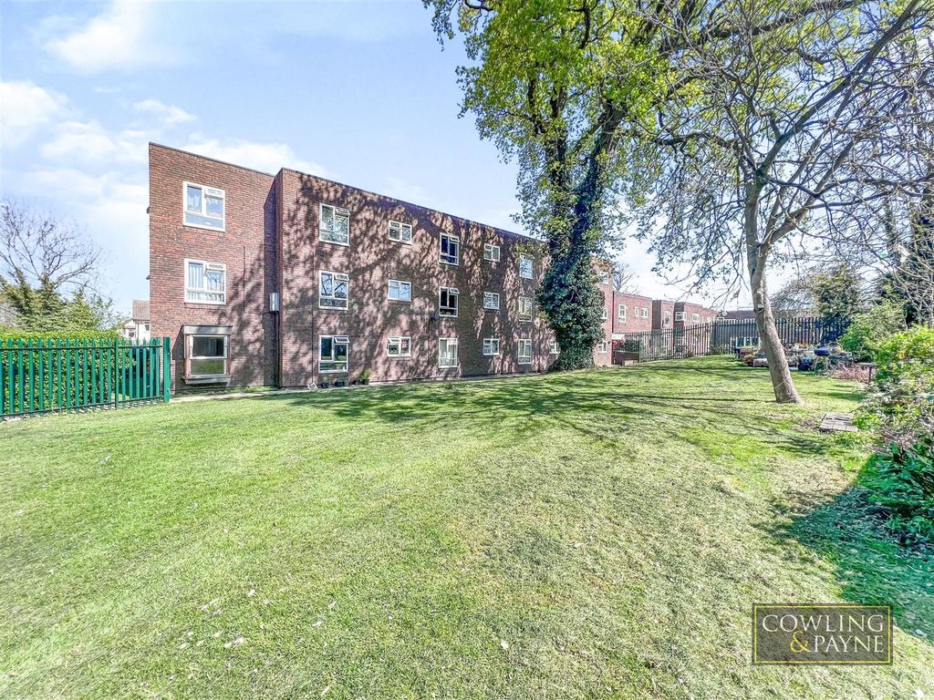 1 bed flat for sale in Bradwell House, Southend Road, Wickford SS11