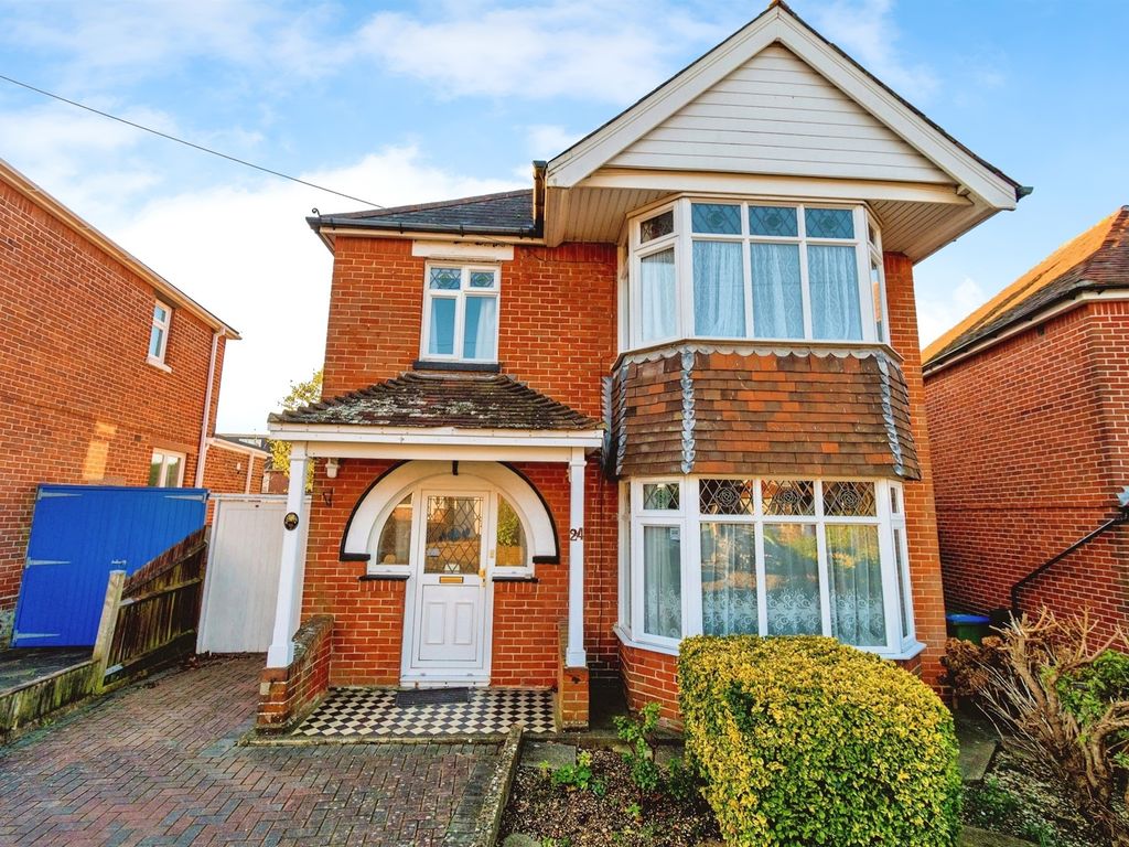 3 bed detached house for sale in Brownlow Gardens, Southampton SO19, £