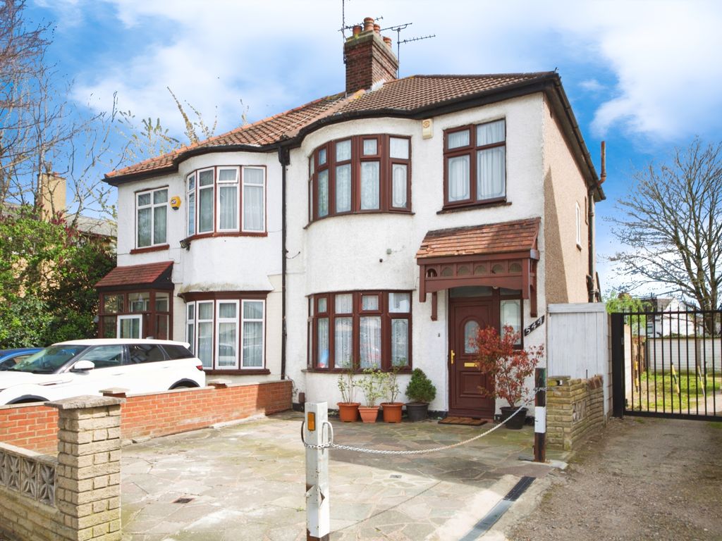 3 bed semidetached house for sale in Hertford Road, London N9, £