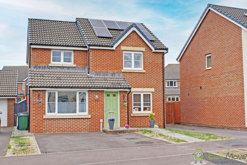 3 bed detached house for sale in Spinners Road, Brockworth, Gloucester
