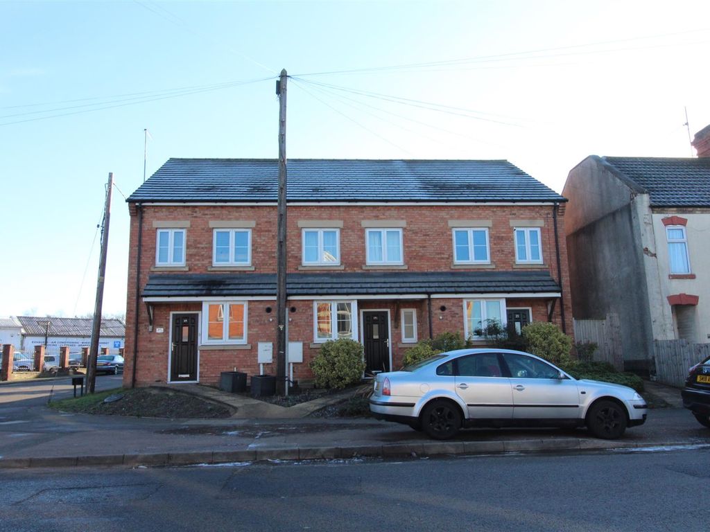3 bed terraced house to rent in Wellingborough Road, Finedon