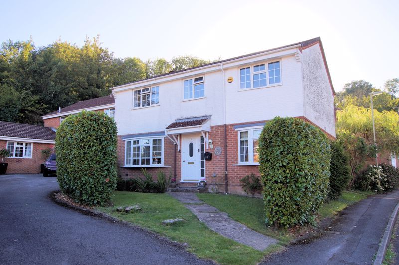 4 bed detached house for sale in Coombs Close, Clanfield, Waterlooville