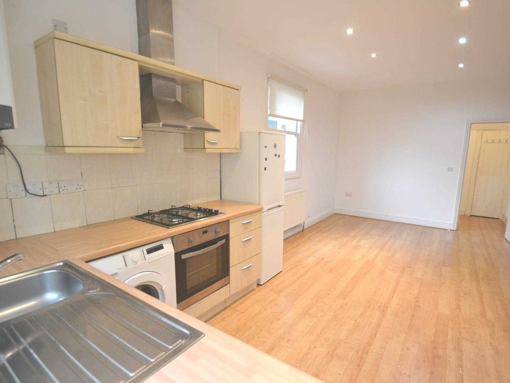 2 bed flat to rent in Northfield Avenue, Northfields W13, £2,000 pcm