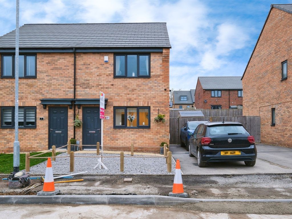 2 bed semidetached house for sale in Dragon Close, Seacroft, Leeds