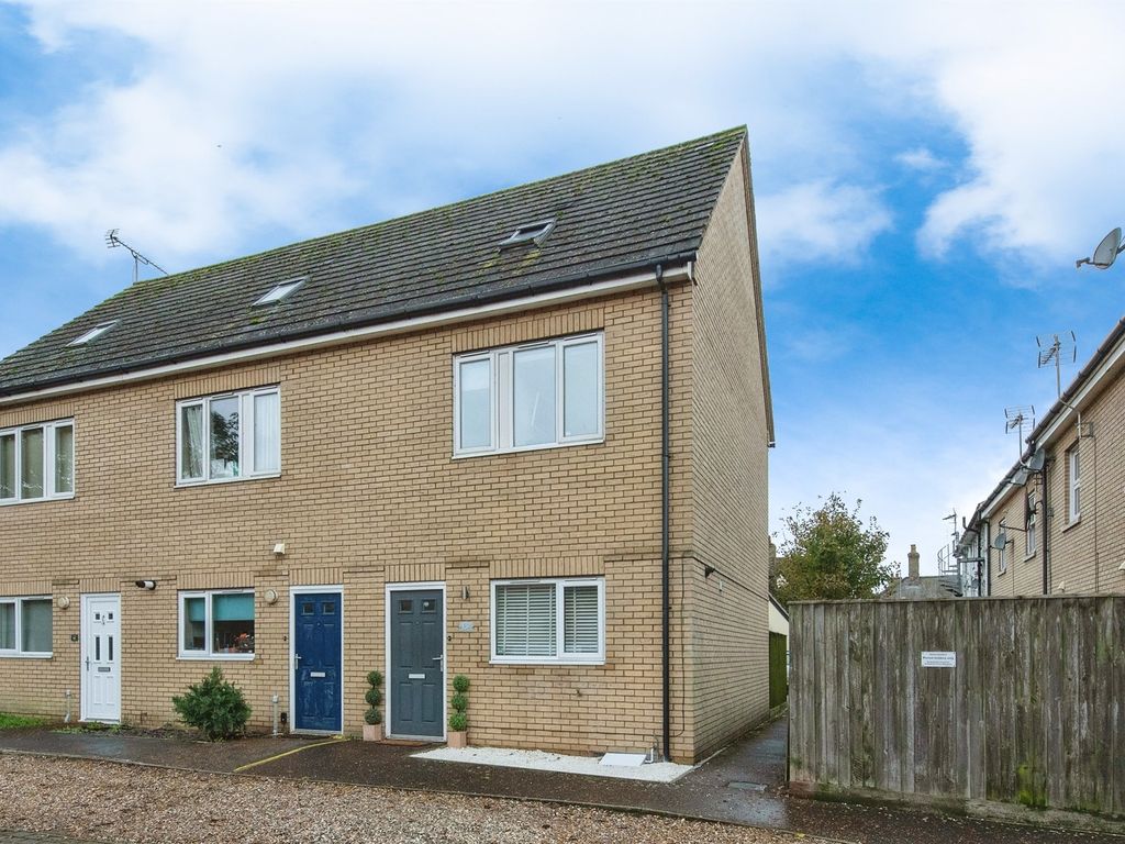 3 bed town house for sale in St. Andrews Street, Mildenhall, Bury St