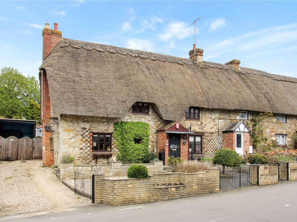 3 bed semidetached house for sale in Station Road, Chiseldon, Swindon