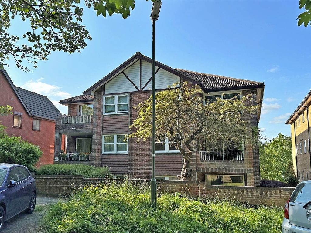 1 bed flat for sale in Waterslade, Elm Road, Redhill RH1 Zoopla