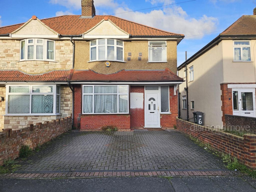 3 bed terraced house to rent in Munster Avenue, Hounslow TW4, £2,200